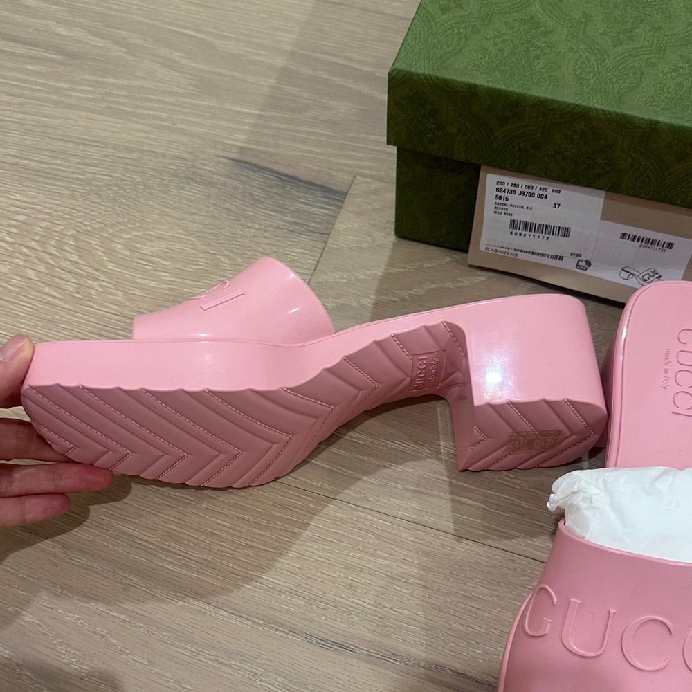 Authentic and brand new with box Gucci Pink Embossed Logo Slide Mules - Picture 2 of 5